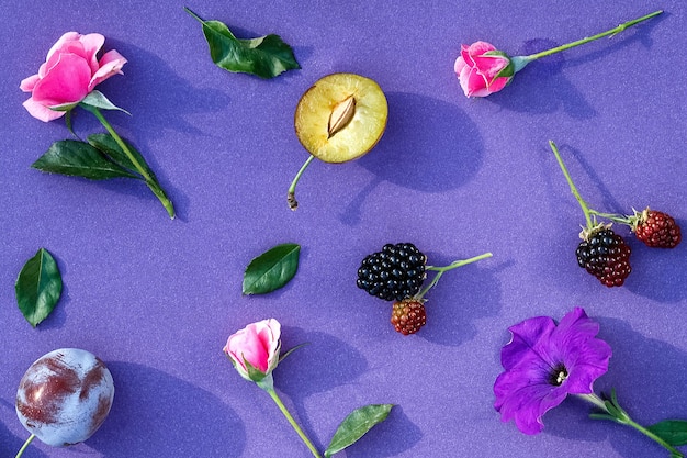 Vers natuurlijk fruit en bloemen op een lila achtergrond