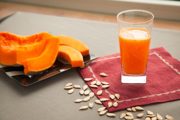 Vers net geperst pompoensap in het glas Gezonde drank voor mensen die een dieet hebben