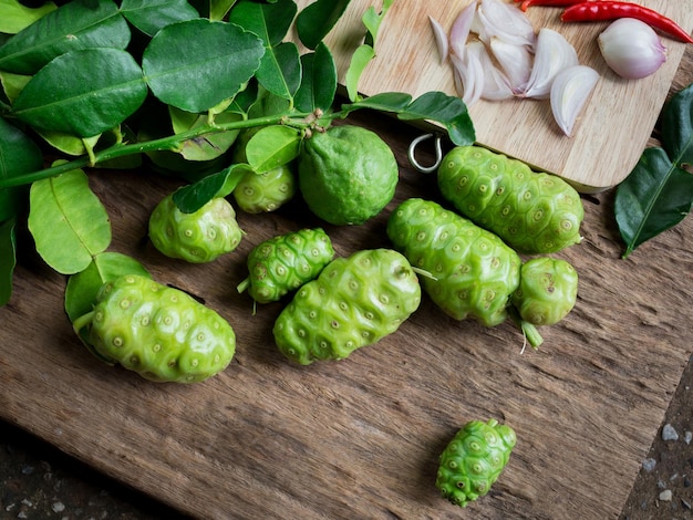 Vers nonifruit op oud houten tafel natuurvoedsel