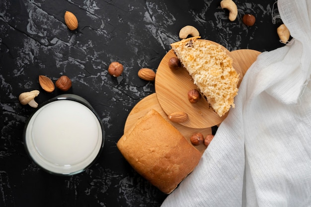 Vers ochtend vegeterian ontbijt met het gezonde broodje van de notamelk en een cake, amandelen op de lijsten