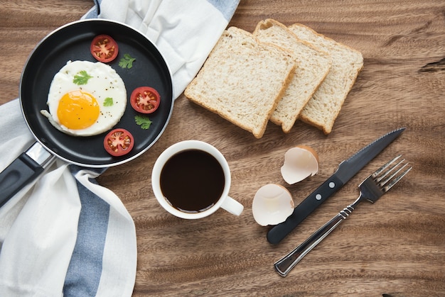 Vers ontbijt met zwarte koffie en omelet