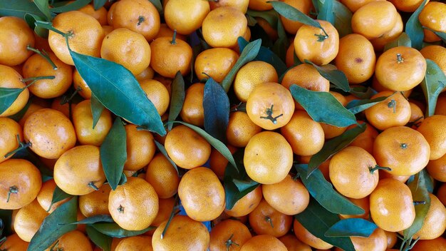 Vers oranje fruit in de supermarkt voor achtergrondafbeeldingen