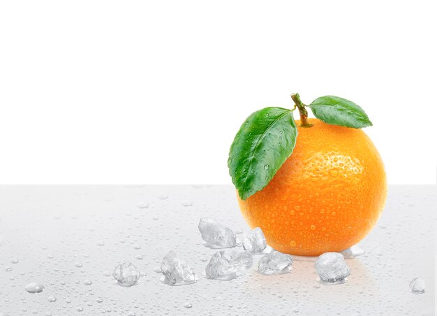 Vers oranje fruit met druppels water