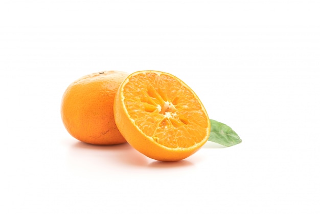 Vers oranje fruit op een witte achtergrond