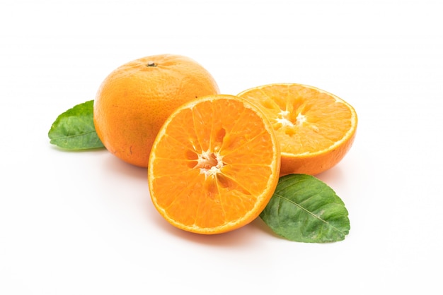 Vers oranje fruit op een witte achtergrond