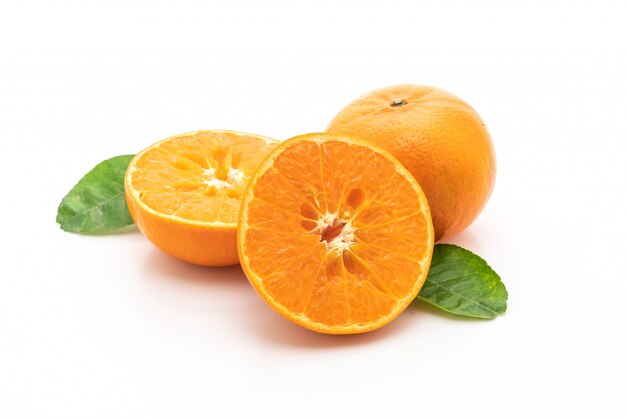 Vers oranje fruit op een witte achtergrond