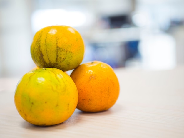 vers oranje fruit op tafel