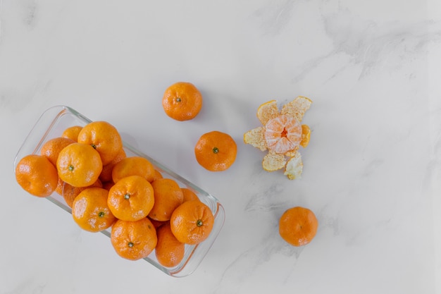 Vers oranje fruit op witte marmeren achtergrond.