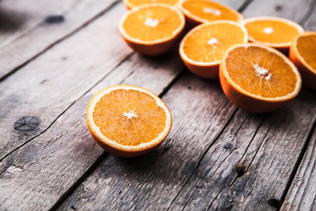 Vers, oranje op een houten tafel