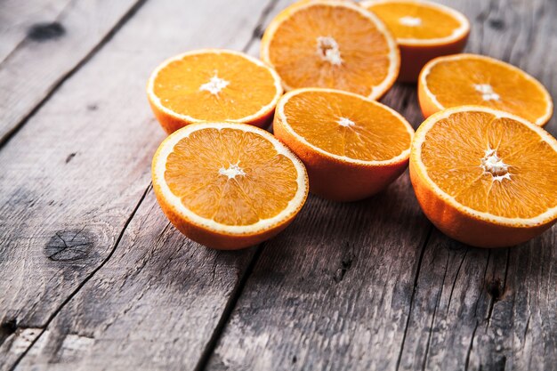 Vers, oranje op een houten tafel