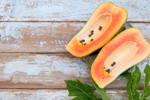 Vers papaya fruit in tweeën gesneden op houten achtergrond