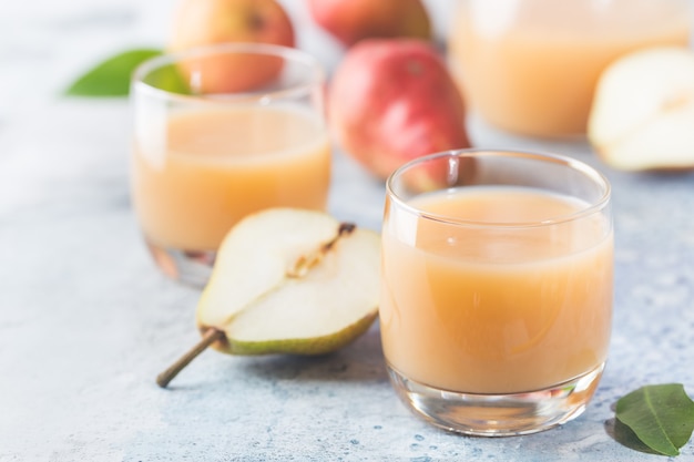 Vers perensap in een glas klaar om te worden geserveerd