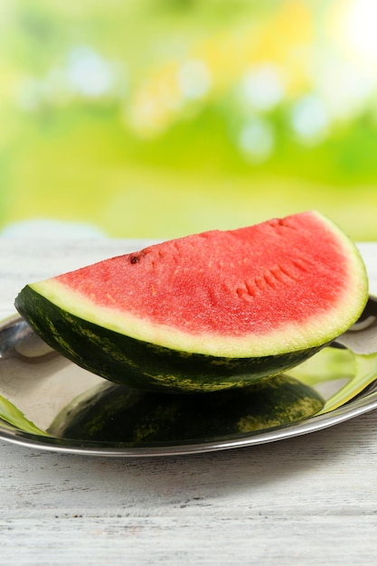 Vers plakje watermeloen op tafel buiten close-up
