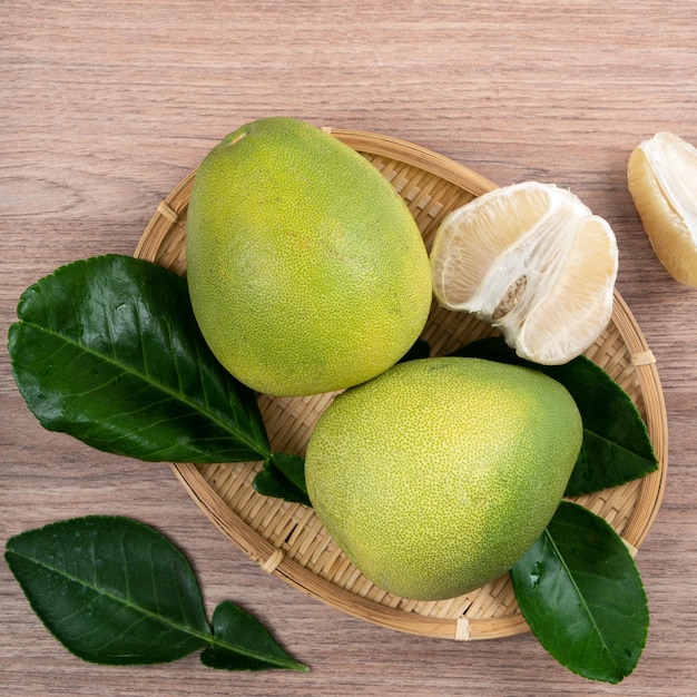 Vers pomelo fruit op lichte houten tafel achtergrond