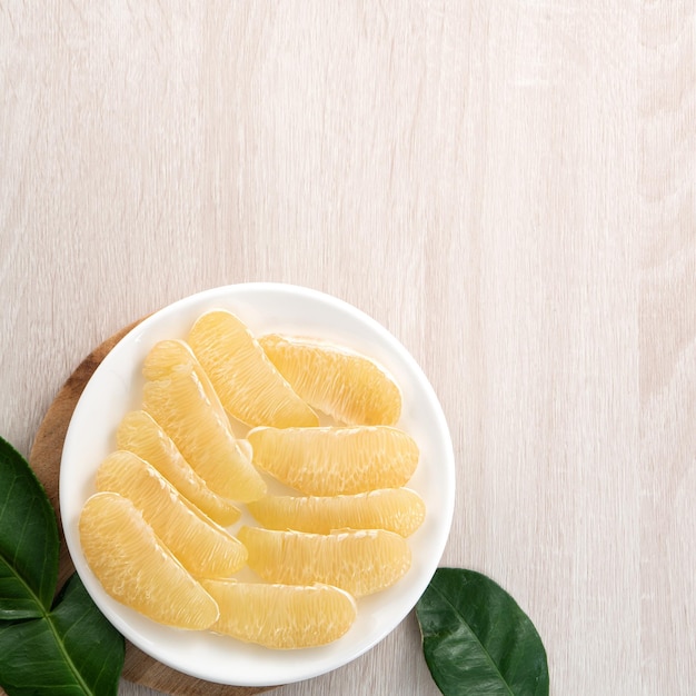 Vers pomelo fruit op lichte houten tafel achtergrond