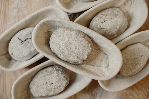 Vers rauw deeg in houten mallen op tafel voor het bakken van zelfgebakken brood