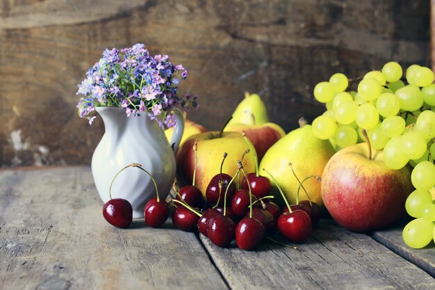 Vers rauw fruit op houten achtergrond