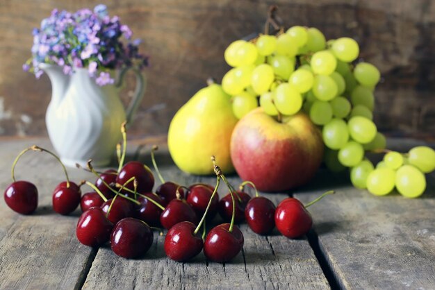 Vers rauw fruit op houten achtergrond