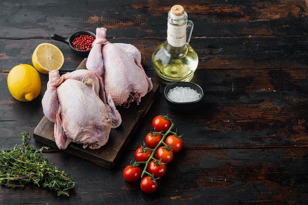 Vers rauw kippenvlees met ingrediënten, op oude houten tafel met kopieerruimte voor tekst