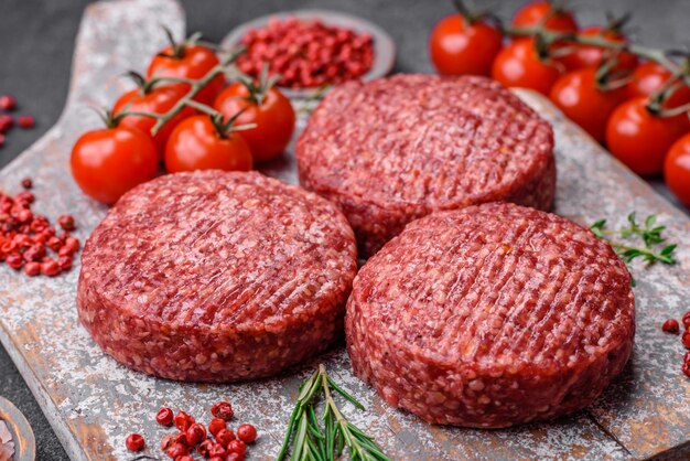 Vers rauw rundergehaktburgerpasteitje met zout en kruiden