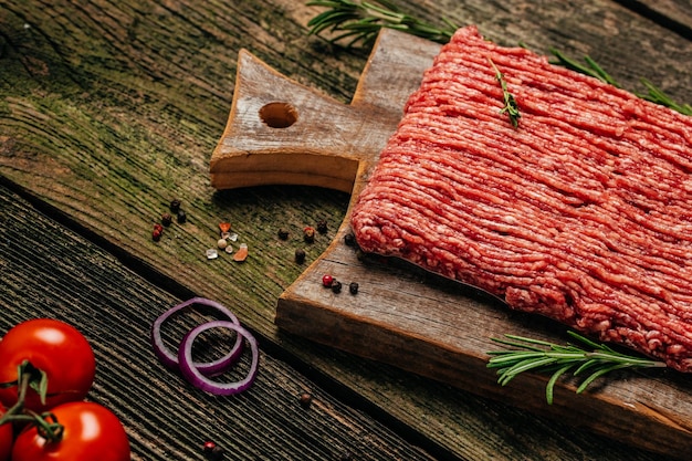 Vers rauw rundvlees gehakt vlees op een houten achtergrond banner menu recept plaats voor tekst bovenaanzicht