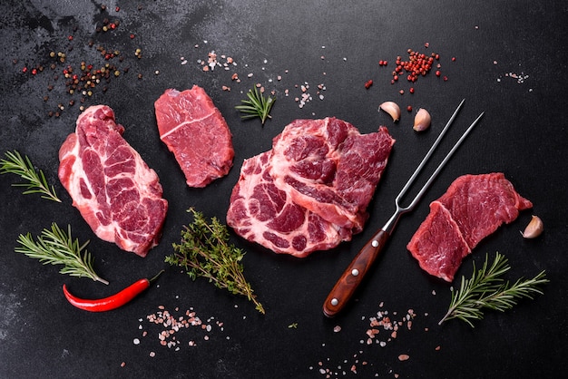 Vers rauw rundvlees om heerlijke sappige biefstuk te maken met kruiden en specerijen. Voorbereiding voor gegrild vlees
