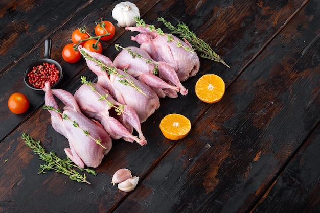 Vers rauw vlees kwartels klaar om te koken, op donkere houten tafel