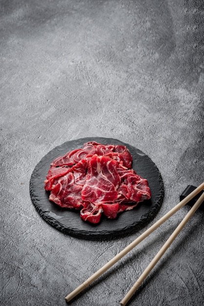 Foto vers rauw vlees op zwarte plaat backgroundbeef raw