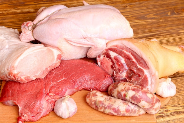 Vers rauw vlees - rundvlees, varkensvlees en kip op een houten achtergrond