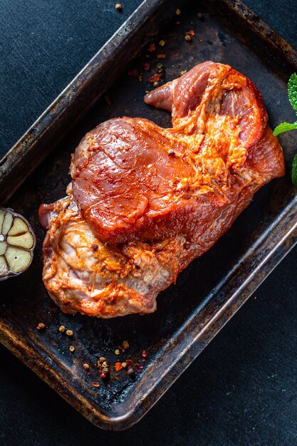 vers rauw vlees varkensvlees of runderpulp gezonde smakelijke pittige maaltijd koken