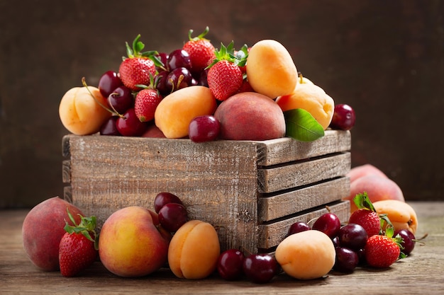 Vers rijp fruit in een houten kist