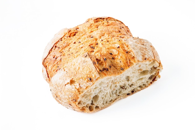 Vers roggebrood of volkorenbrood dat op witte achtergrond wordt geïsoleerd