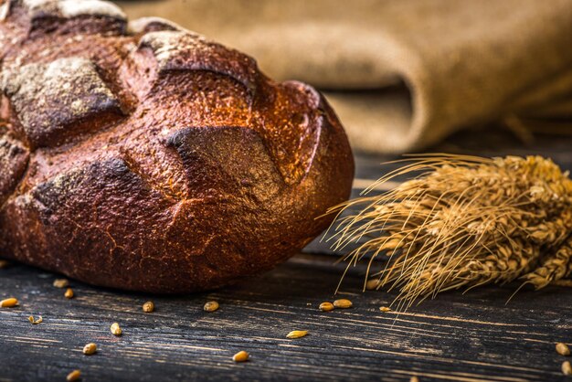 Vers roggebrood op oude houten tafel