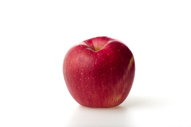 Vers rood appelfruit dat op de witte achtergrond wordt geïsoleerd