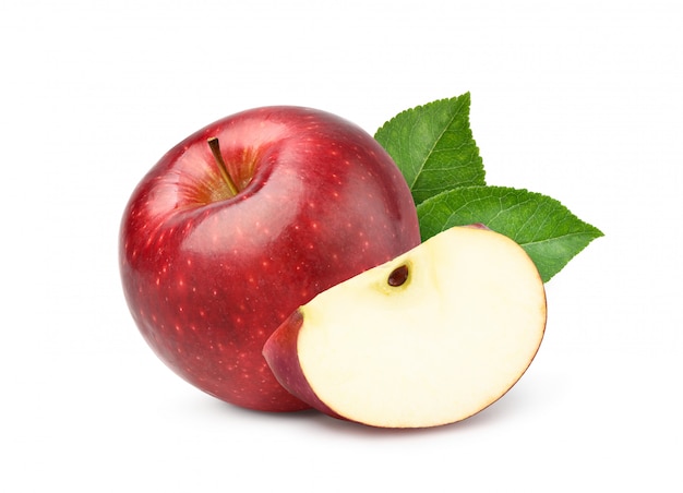 Vers rood Apple-fruit met gesneden en groene bladeren die op witte achtergrond worden geïsoleerd