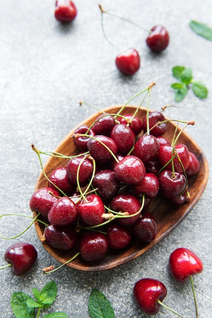 Vers rood kersenfruit in kom