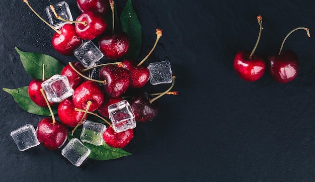 Vers rood kersenfruit op plaat op houten achtergrond