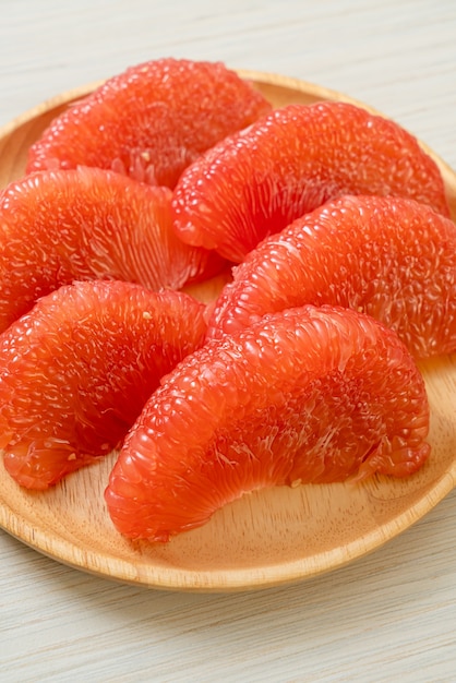 vers rood pomelo fruit of grapefruit op bord