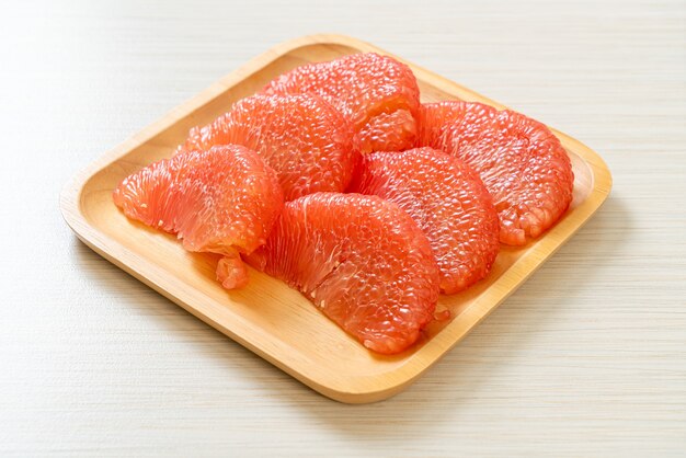 vers rood pomelo fruit of grapefruit op bord