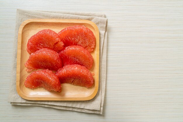 vers rood pompelmoesfruit of grapefruit op plaat