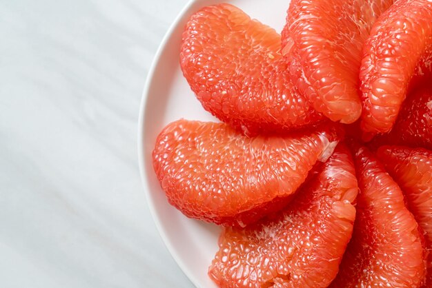 vers rood pompelmoesfruit of grapefruit op plaat