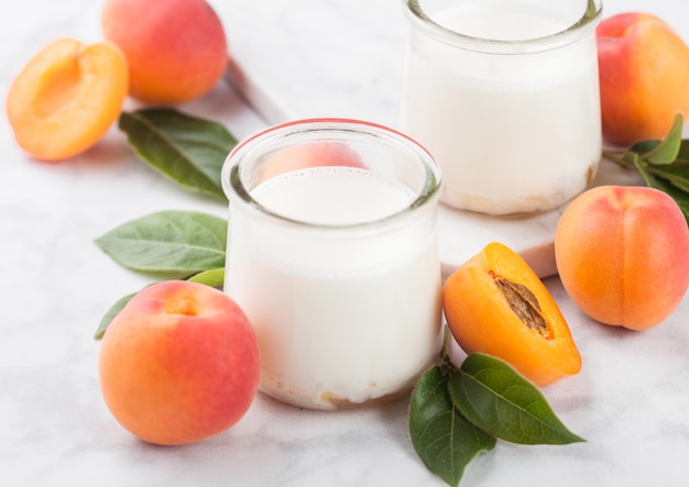 Vers roomdessert met ruwe organische abrikozen op houten raad.