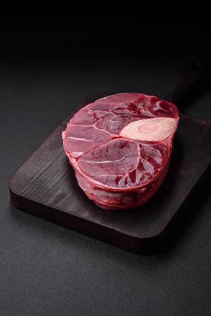Vers rundvlees ossobuco steak met zoute specerijen en kruiden