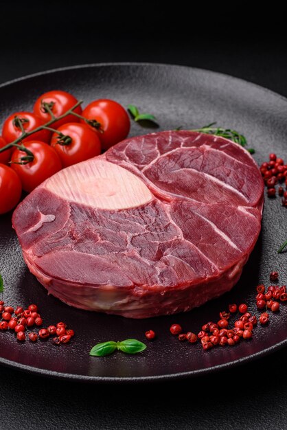 Vers rundvlees ossobuco steak met zoute specerijen en kruiden