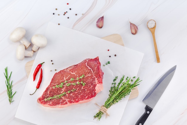 Vers rundvleesfilet met ingrediënten in het koken