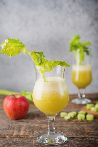 Vers sap appel en selderij in een helder glas, vegetarisch eten, schoon voedsel concept