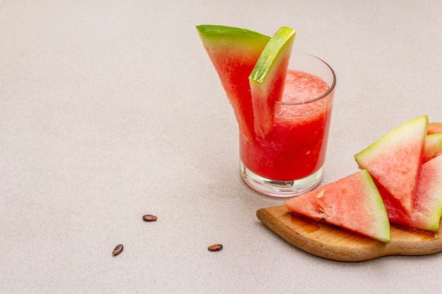 Vers sap van watermeloen, smoothie, cocktail. Zwoele zomerdessert, plakjes op houten snijplank
