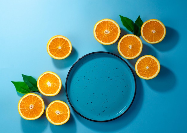 Vers schijfje sinaasappel op blauwe tafel. Detox en veganistische goedemorgen. bovenaanzicht Kopieer de ruimte. zomer achterg