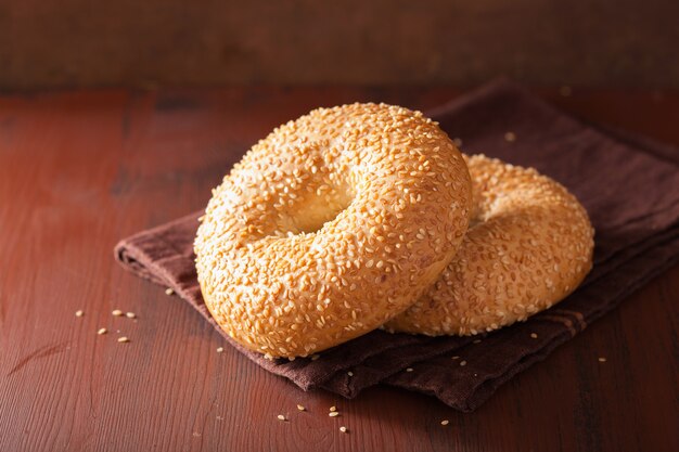 Vers sesam bagel als ontbijt