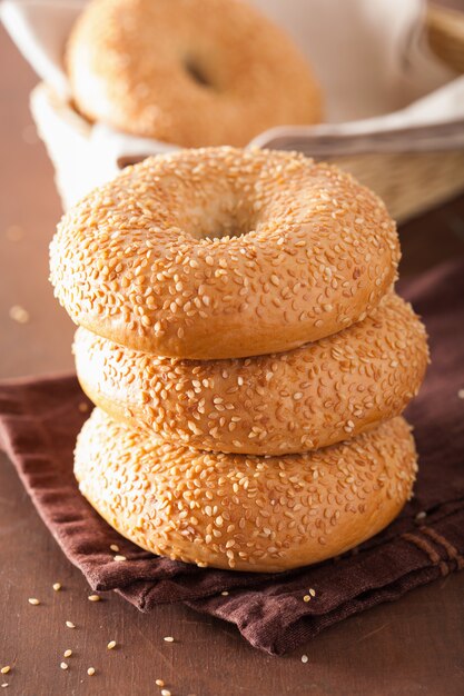 Vers sesam bagel als ontbijt